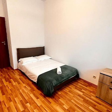 Otopeni Airport Apartment With Private Garden المظهر الخارجي الصورة