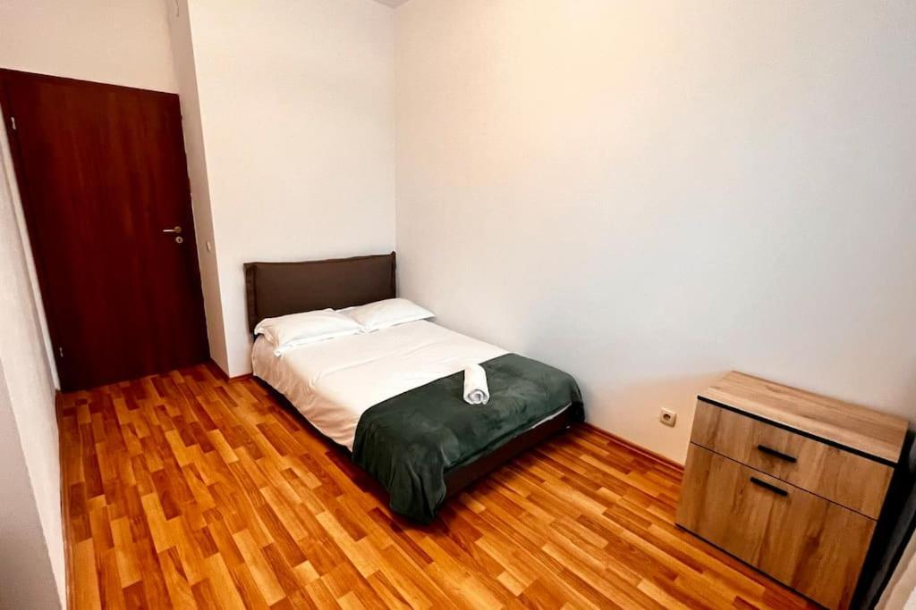 Otopeni Airport Apartment With Private Garden المظهر الخارجي الصورة